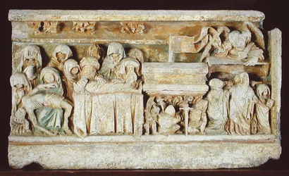 Relief, das Szenen aus der Passion Christi zeigt: Pieta, die Grablegung und die Heiligen Frauen am Grab