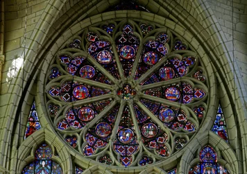 Rosettenfenster, das Szenen aus der Kindheit Christi darstellt