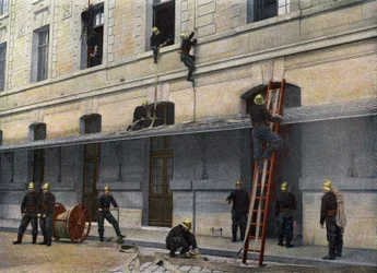 Sappeurs Pompiers de Paris. Die Leiter hinter den Kulissen. Das Manövrieren der Leiter hinter den Kulissen ist das einfachste