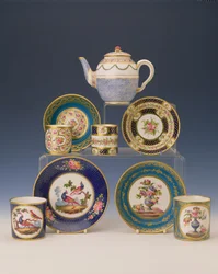 Auswahl an Teekannen, Tellern und Tassen, ca. 1770