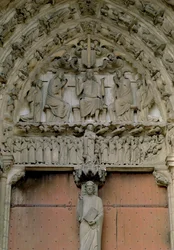 Südportal-Tympanon, das Christus auf dem Thron mit einer Beau-Christ-Figur auf dem Trumeau darunter darstellt, 12. Jahrhundert