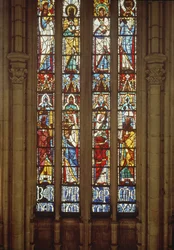 Buntglasfenster von Engeln mit Kronen, Bischof Bernard d