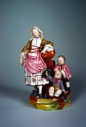 Statuette einer jungen Frau mit ihren zwei Söhnen (Faience)