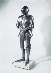 Rüstung mit Schnabelschuhen, um 1480