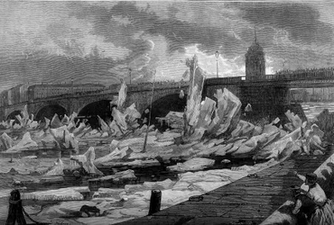 Das Eisbrechen des Flusses Newa in St. Petersburg