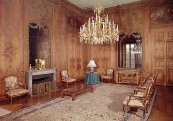 Die Große Lounge mit Holzarbeiten, die Verbeck zugeschrieben werden, und Möbeln aus der Louis XV-Periode, signiert von D. Delant und F. Folliot, 1730-36