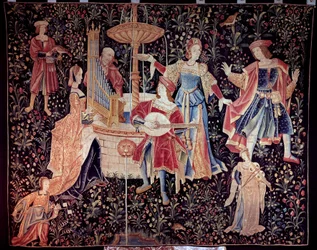 Das Konzert am Brunnen. Musiker, Falkner und höfische Szene in der Nähe eines Brunnens. Wandteppich aus Seide und Wolle