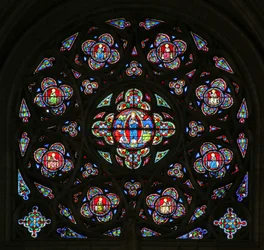 Das südliche Rosenfenster mit der Himmelfahrt der Jungfrau Maria (Glas modern; Steinwerk 15. und 20. Jahrhundert)
