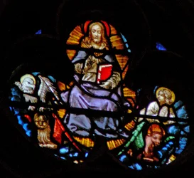 Das Westrosenfenster zeigt eine Szene aus dem Buch der Offenbarung: Christus mit den vier heiligen Tieren - Symbole der Evangelisten.