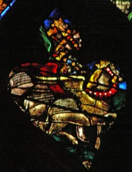 Das westliche Rosenfenster mit einer Szene aus der Offenbarung des Johannes: Heuschrecken wie zum Kampf gerüstete Pferde, mit Köpfen wie Menschen, Haaren wie Frauen und Schwänzen wie Skorpione (9:7-10).