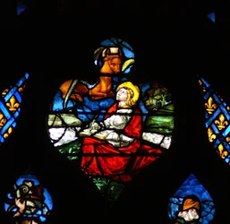 Das westliche Rosenfenster zeigt eine Szene aus dem Buch der Offenbarung: Öffnung des dritten Siegels, mit dem Stier des Lukas (6:5).