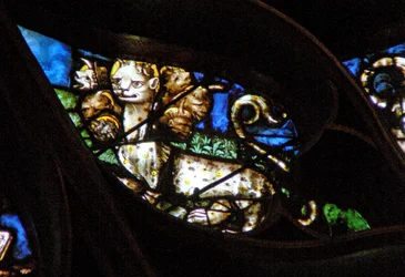 Das Westrosenfenster zeigt eine Szene aus dem Buch der Offenbarung: Tier mit sieben Köpfen kommt aus dem Meer (13:1).