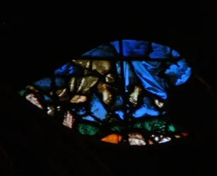 Das westliche Rosenfenster zeigt eine Szene aus dem Buch der Offenbarung: Auferstehung der Zeugen und ihr Aufstieg (in die blauen Wolken), während die Zuschauer erstaunt sind (11:11-13).