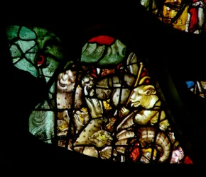 Das Westrosenfenster zeigt eine Szene aus dem Buch der Offenbarung: Siebenköpfiges Tier und das zweihörnige Tier werden in den Feuersee geworfen, der mit Schwefel brennt (19:20).