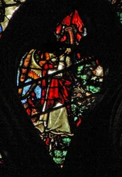 Das westliche Rosenfenster zeigt eine Szene aus dem Buch der Offenbarung: Ertönen der ersten Trompete. Hagel und Feuer fallen herab (8:6-7).
