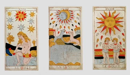 Drei Tarotkarten mit Darstellungen des Sterns, des Mondes und der Sonne