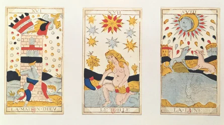 Drei Tarotkarten, die Der Turm, Der Stern und Der Mond darstellen (farbiger Holzstich)