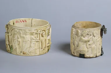 Zwei Pyxiden mit Reliefs, die die Auferstehung des Lazarus und die Heilung eines Blindgeborenen durch Christus darstellen, 6.-7. Jahrhundert
