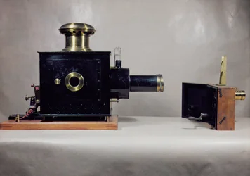 Ansicht eines der ersten Kinoprojektoren, hergestellt von August und Louis Lumiere