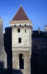 Ansicht des Turms Johanns ohne Furcht, 1408 von Johann I. von Burgund, genannt Johann ohne Furcht (1371-1419), nach der Ermordung des Herzogs von Orléans erbaut. Er war Teil des Hôtel de Bourgogne, eines ehemaligen Hôtel d