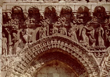 Blick auf die Westfassade, Detail der Propheten, der Verkündigung und der Erbsünde