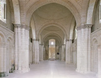 Ansicht des Kirchenschiffs und der Apsis der Abteikirche mit den Effigien von Heinrich II. und seiner Frau Eleonore von Aquitanien