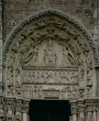 Ansicht des Tympanons, das die Madonna und das Kind auf dem Thron darstellt, Südportal des Königlichen Portals, ca. 1145-50