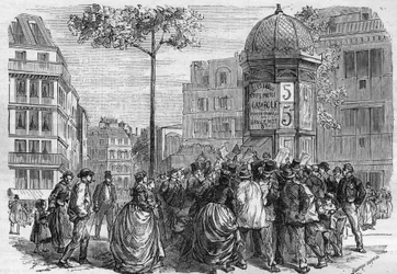 Blick auf den Boulevard Pigalle in Paris, wo sich die Menge um einen Zeitungskiosk drängt, als „La Petite Presse“ zum Verkauf angeboten wird