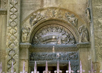 Westliches Öffnungstympanon, das die Hochzeit zu Kana darstellt