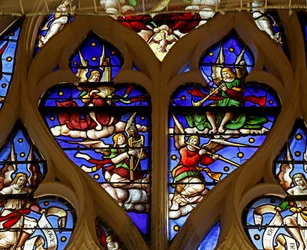 Fenster, das Engelmusiker zeigt: Trompete, Harfe, Flöte, Orgel