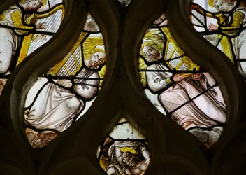 Fenster mit der Darstellung von Musizierenden Engeln mit Orgeln und Harfen