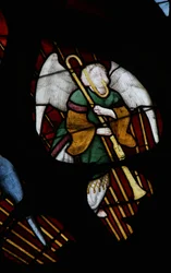 Fenster mit einem musizierenden Engel