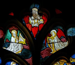 Fenster, das musizierende Engel und Gott darstellt
