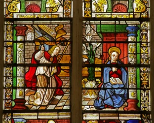 Fenster, das die Verkündigung darstellt