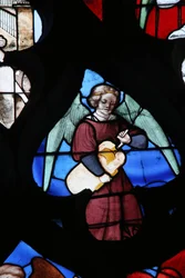 Fenster, das einen musikalischen Engel zeigt