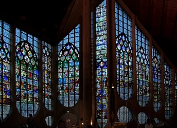 Fenster mit Darstellung der neu eingesetzten Fenster, ursprünglich aus der Kirche St. Vincent