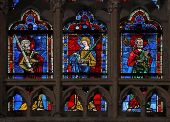 Fenster w101, den Heiligen Paulus, den Heiligen Judas und den Heiligen Petrus darstellend
