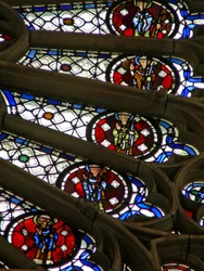 Fenster w121, Darstellung von Bischöfen, Königen, Märtyrern in einem Abschnitt des Rosenfensters