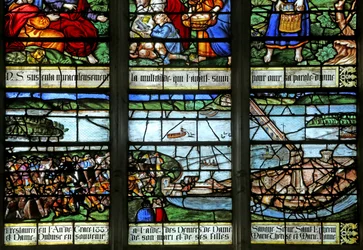 Fenster w12 mit Darstellung des Brückenbaus über die Seine