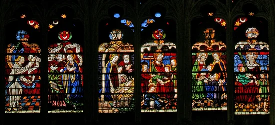 Fenster w132, Verkündigung, Geburt Christi: Maria Cleophas mit St. Jakobus dem Geringeren: Maria Salome mit St. Johannes: St. Anna mit der Jungfrau als Dreifaltigkeit
