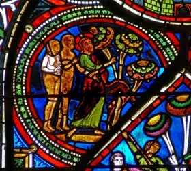 Fenster w15 zeigt das Fenster des barmherzigen Samariters: Gott weist Adam und Eva auf die verbotene Frucht hin