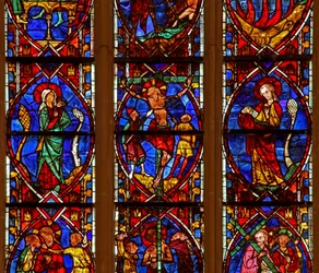 Fenster w200, die Kreuzigung mit Maria und Johannes darstellend
