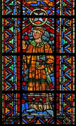 Fenster w207, einen Kleriker darstellend