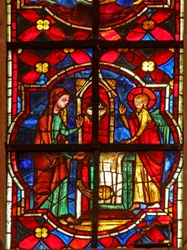 Fenster w212 zeigt Zacharias, den Vater von Johannes dem Täufer, besucht von einem Engel im Tempel