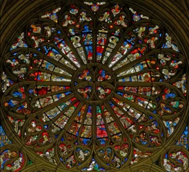 Fenster w217, das nördliche Rosenfenster, mit der Darstellung der Krönung Mariens in den beiden obersten Öffnungen, umgeben von Engeln mit Musikinstrumenten und den Leidenswerkzeugen (Rosenfenster)