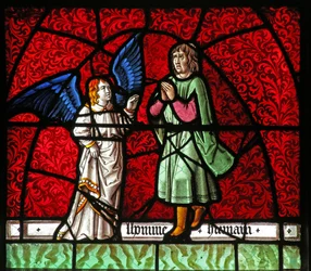 Fenster w21, das Tobias und den Engel Raphael darstellt