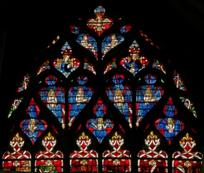 Fenster w236 mit Darstellung der Krönung der Jungfrau Maria mit zahlreichen Seraphim