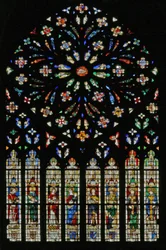 Fenster w237, das westliche Rosenfenster, Darstellung des Lammes der Apokalypse (20. Jh.) im Zentrum, umgeben von 12 Engelmusikern; Wappen, darunter Montmorency-Laval, Bertrand Duguesclin und Oli