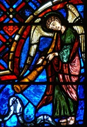 Fenster w4 mit Engeln beim Jüngsten Gericht