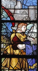 Fenster w9, Engel hält Christi Gewand bei der Taufe im Jordan